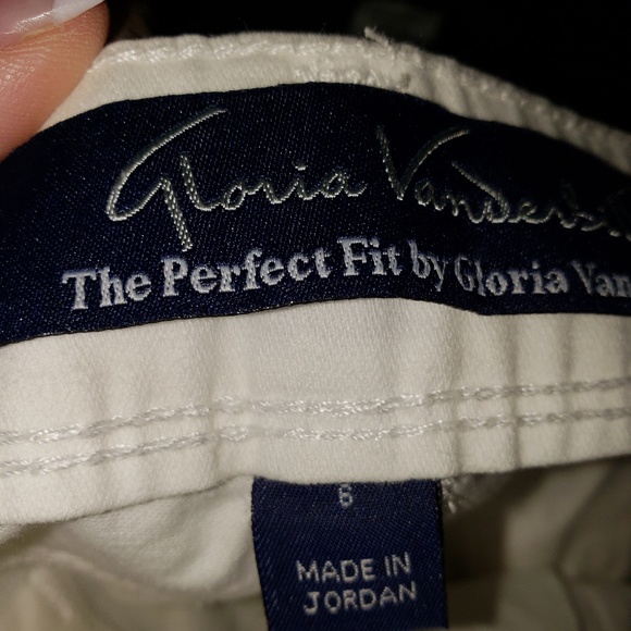 ❤️SOLD!❤️Capris- Gloria Vanderbilt White Capris - Picture 2 of 4